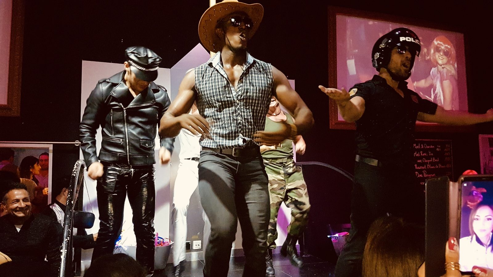 Troupe de chippendales à domicile à Marseille en costumes cowboy, motard et policier